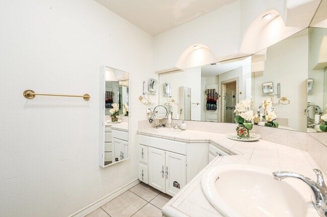 Building Photo - 2040 Cochiti Dr