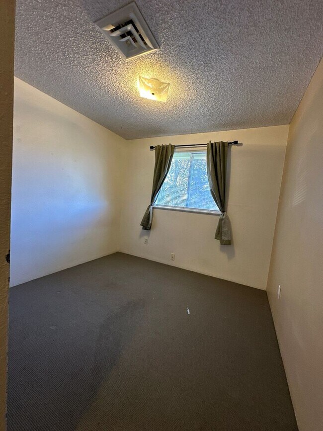 Building Photo - Lincoln Duplex