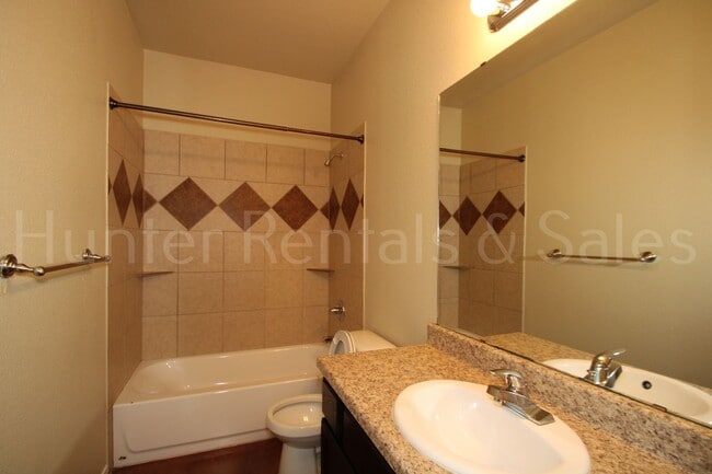 Building Photo - Beautiful 3 Bedroom Duplex