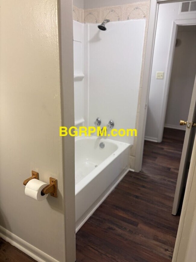 Building Photo - 3 BD, 1 1/2 BA, Home in Sherwood