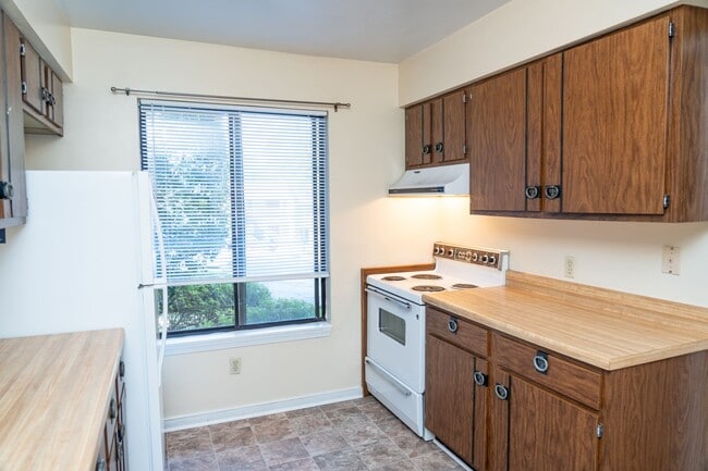 Building Photo - 1054 Cheshire Ct