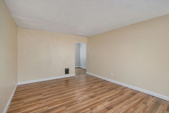 Building Photo - 2-Bed/1-Bath Town House, 850 sq. ft. - Ask...