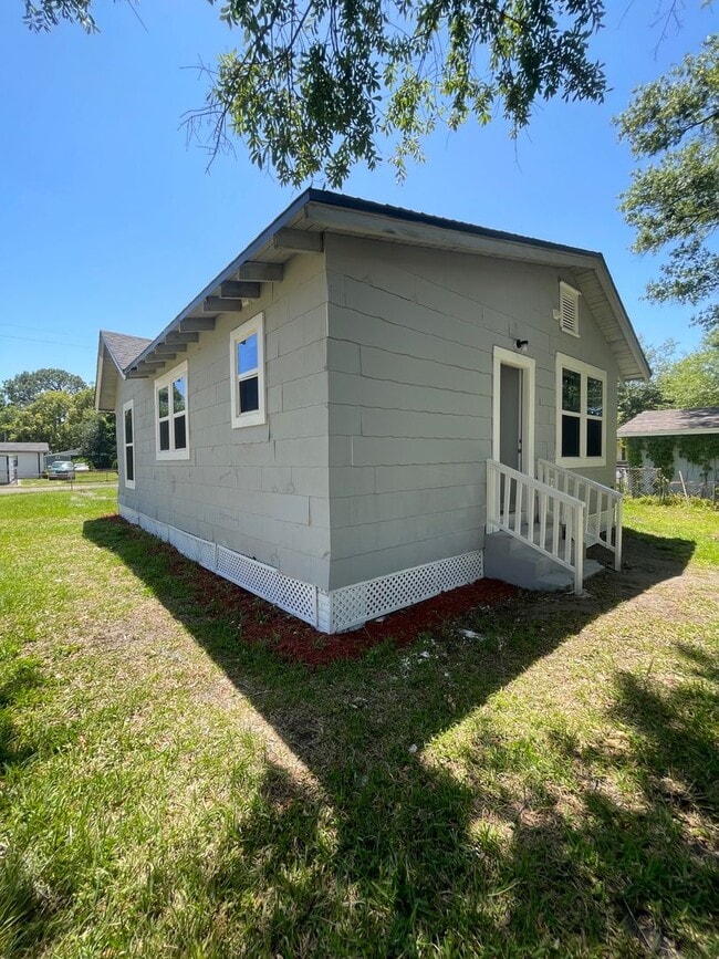 Building Photo - 3 Bedroom 2 Bath Single Family home : Available Now!