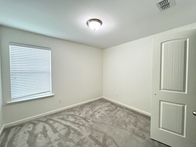 Building Photo - Huge home in Spring Hill!