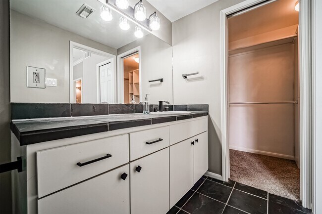 Building Photo - 17 Waugh Dr