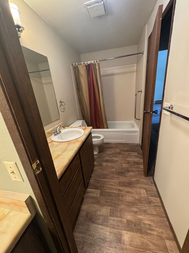 Building Photo - 2 Bedroom 1 Bath Burien Condo 995sf, Firep...