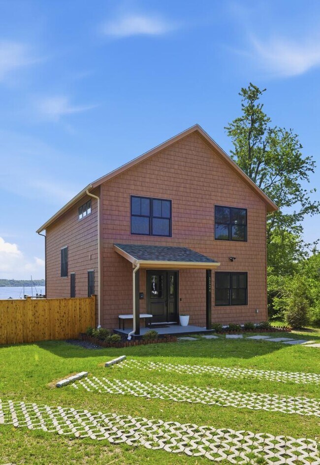 Building Photo - 1124 Narragansett Blvd