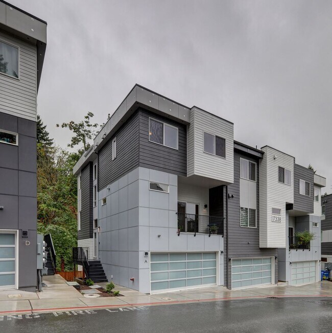 Building Photo - Beautiful and Spacious 4bd/4ba Townhome Av...