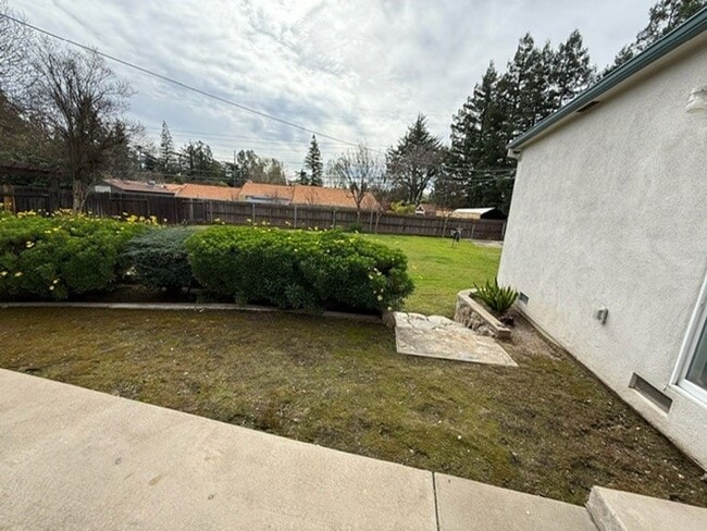 Building Photo - Spacious 3 bed 2 bathroom with 2 car garage