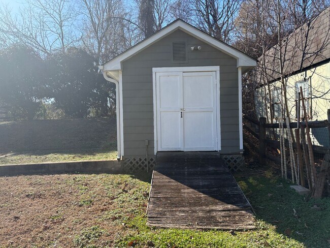 Building Photo - Rent Special on Beautifully Updated 3 Bedroom Home!