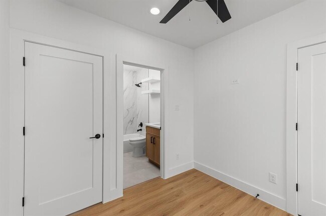 Building Photo - 1807 Sakowitz St