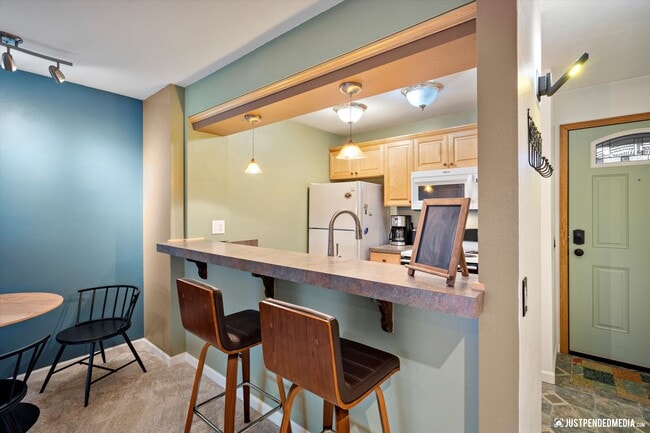 Building Photo - Executive Style Condominium