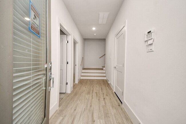 Building Photo - 1042 Homer St