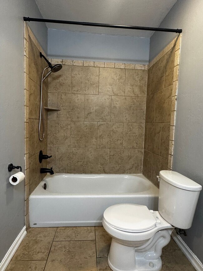 Building Photo - 5708 NW Valor Ave