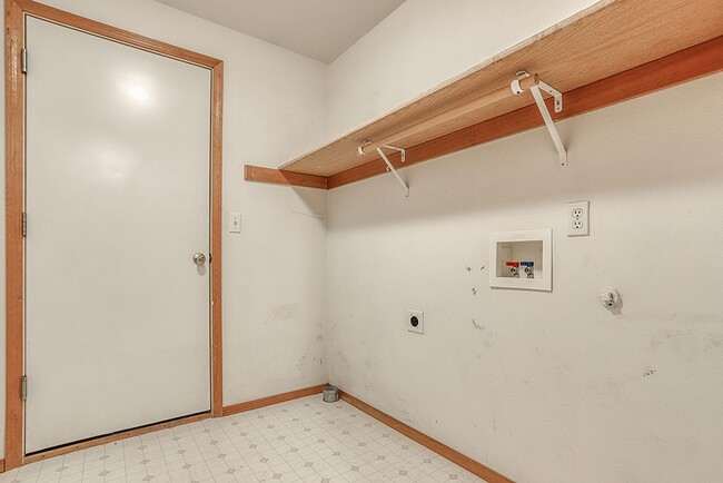 Building Photo - Spacious Single Level Home w/ Fully Fenced...