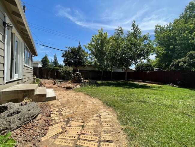 Building Photo - Charming & Unique Fair Oaks Home with Deta...