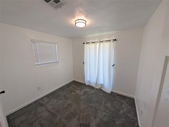 Building Photo - 2701 SE 46th St