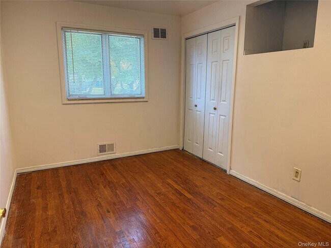 Building Photo - 11 Syosset Cir
