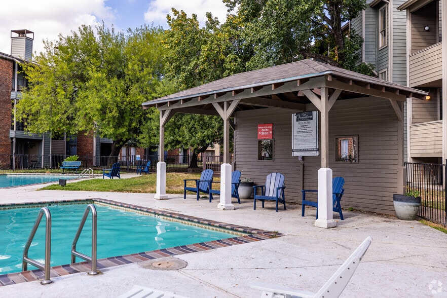 Pavilion at the Pool - Venetian Apartamentos Houston