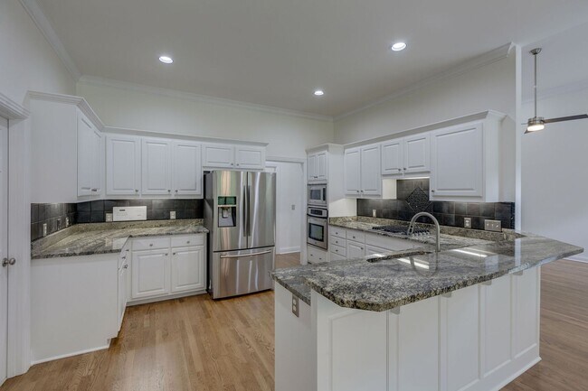 Building Photo - 4-Bed/4-Bath in Brentwood-- Walk to Kenros...