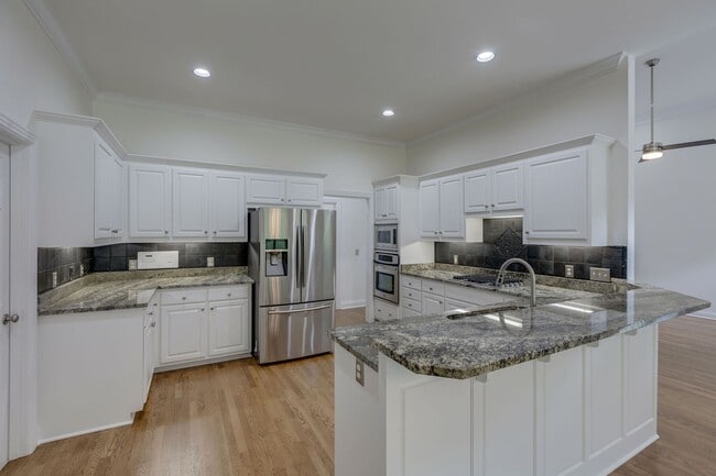 Building Photo - AVAILABLE NOW!-- Walk to Kenrose and Raven...