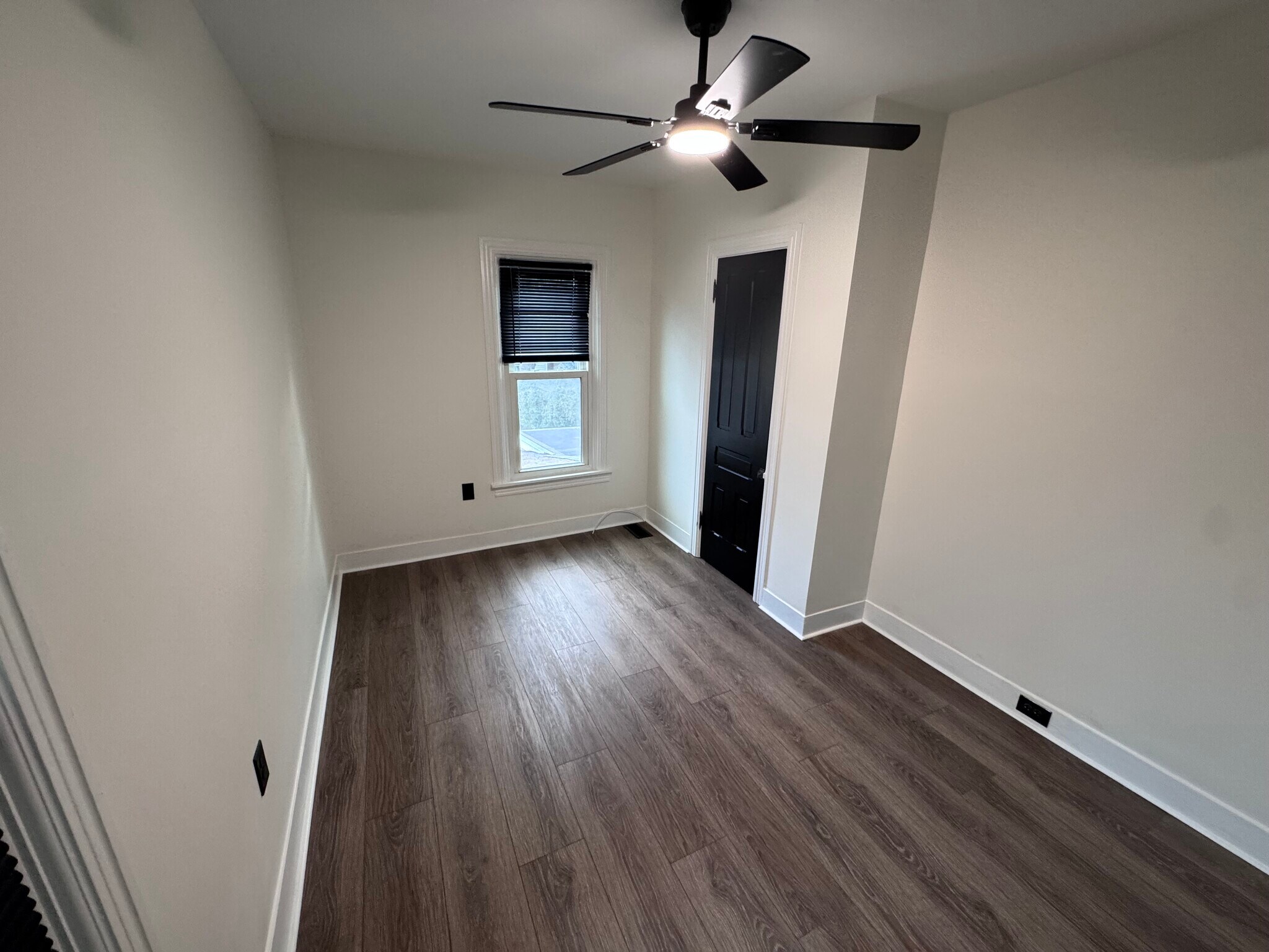 Building Photo - 110 E Locust St