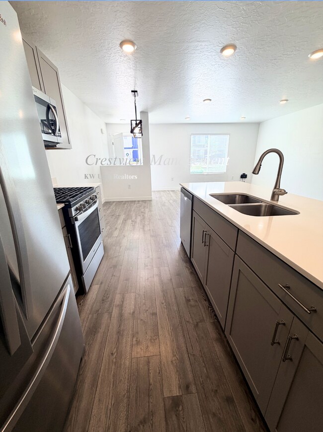 Building Photo - Beautifully Maintained Townhouse in a Prime Location