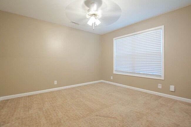 Building Photo - Pet Friendly Three Bedroom!