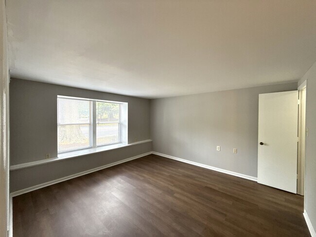 Building Photo - T.R. Lawing Realty Property