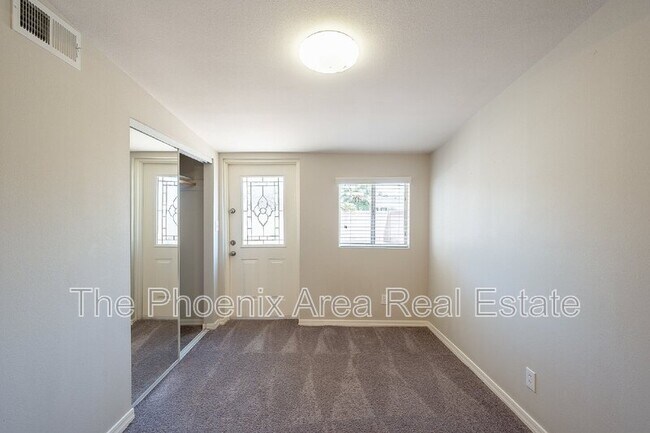 Building Photo - 522 E Balboa Dr