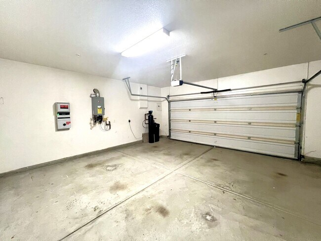 Building Photo - Modern Eastvale Home | 3 Bed | 2.5 Bath | 2-Car Garage | Pool & Gym | Solar Panels