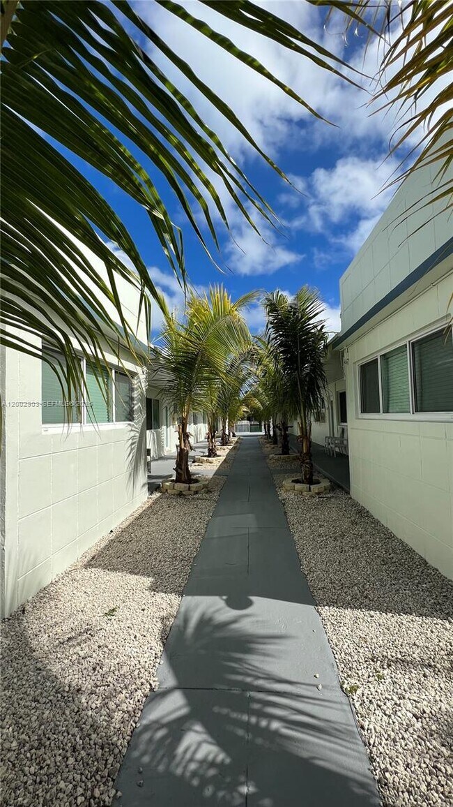 Building Photo - 8235 Crespi Blvd