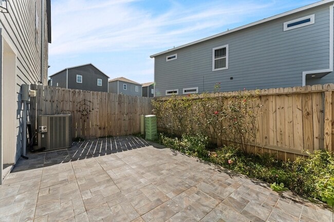 Building Photo - 18841 Elegance Ave