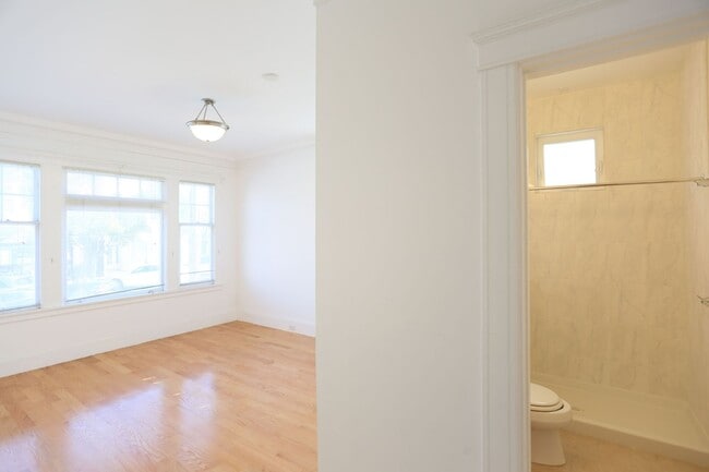 Building Photo - 306 20th Ave