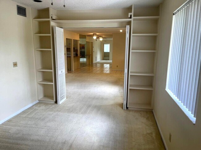Building Photo - 531 Shady Pine Way