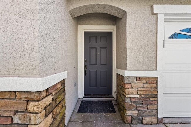 Building Photo - Gorgeous 3 Bedroom In Desired Natomas Park...