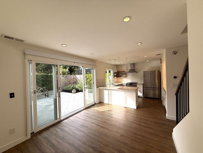 Building Photo - STUNNING THREE BEDROOM PLUS OFFICE MARINER GREEN CONDO WITH GREAT OUTDOOR SPACE