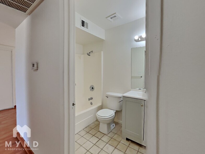 Building Photo - 7555 W Devonshire Ave