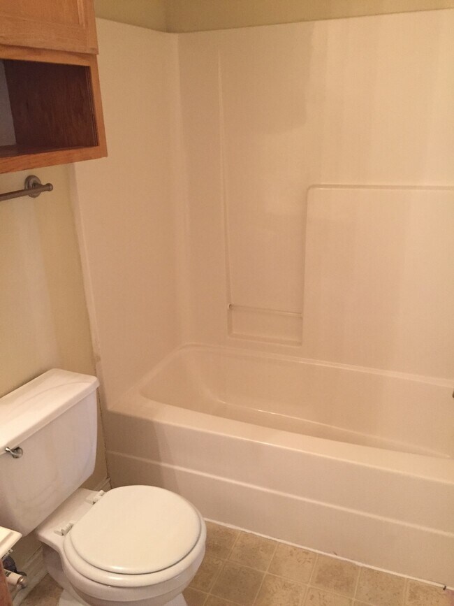 Building Photo - College Station. - 3 bedroom/3 bath Duplex, fenced in back yard, ready for an August 2026 move in.