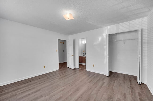 Building Photo - 6745 Lakes Edge Ln