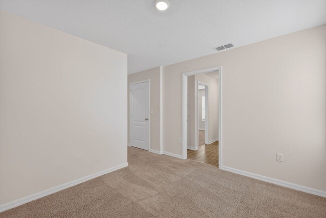 Building Photo - 3BR Townhome in Tavares with Open Floor Plan & Community Playground