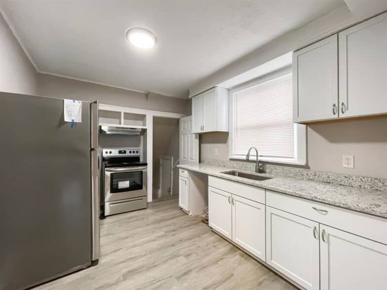 Building Photo - 196 N Burgess Ave