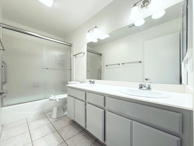 Building Photo - Centrally Located Single Level in Oceanside!
