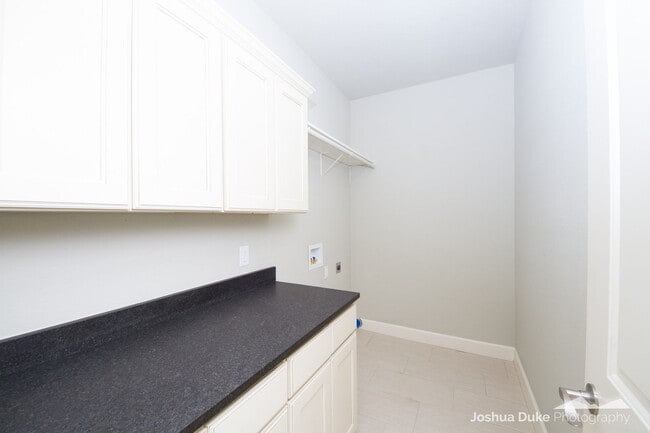 Building Photo - 3 bedroom 2 bath modern style home minutes from I-49 and Fayetteville access !!