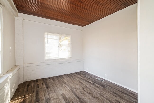 Building Photo - 1114 E Corrington Ave