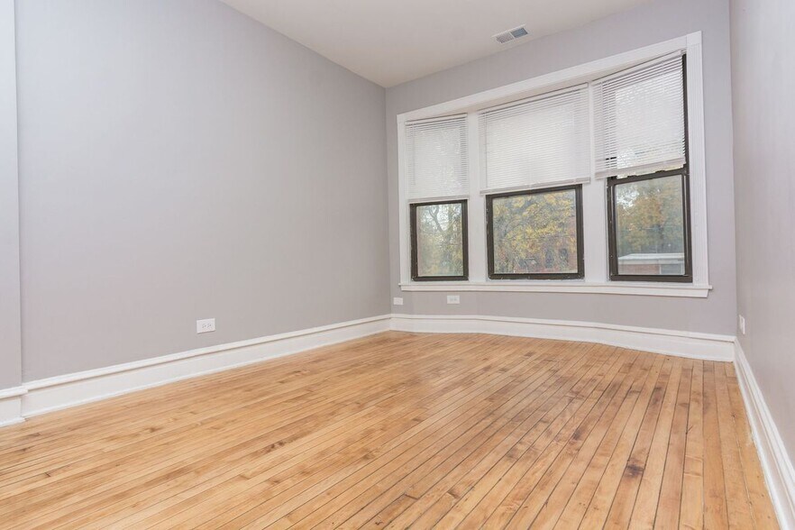 Building Photo - 5048 S Laflin St