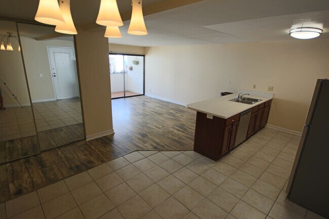 Building Photo - Best Priced 2 Bedroom Condo in the Heart o...