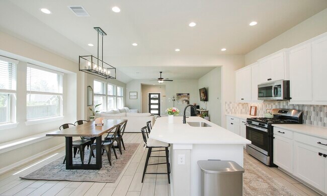 Building Photo - 320 Rise Ln