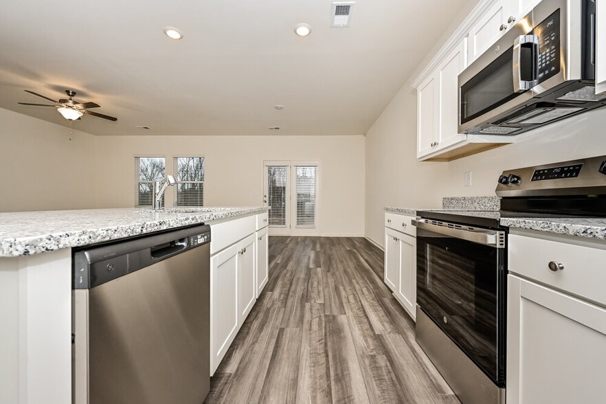 Building Photo - 7620 Saffron Ave