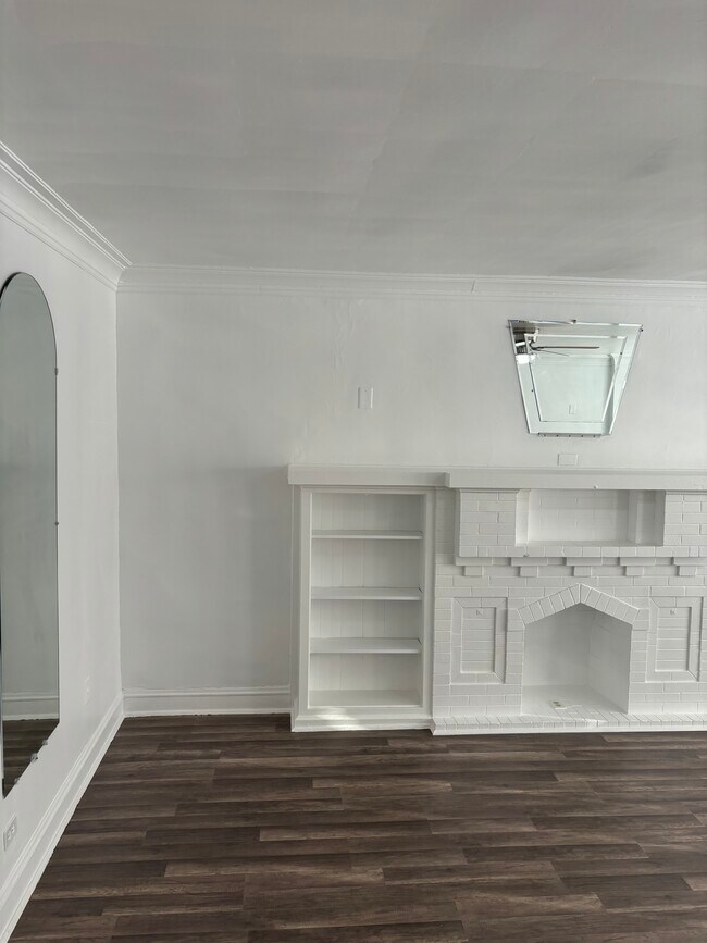 Building Photo - 7935 S Ellis Ave